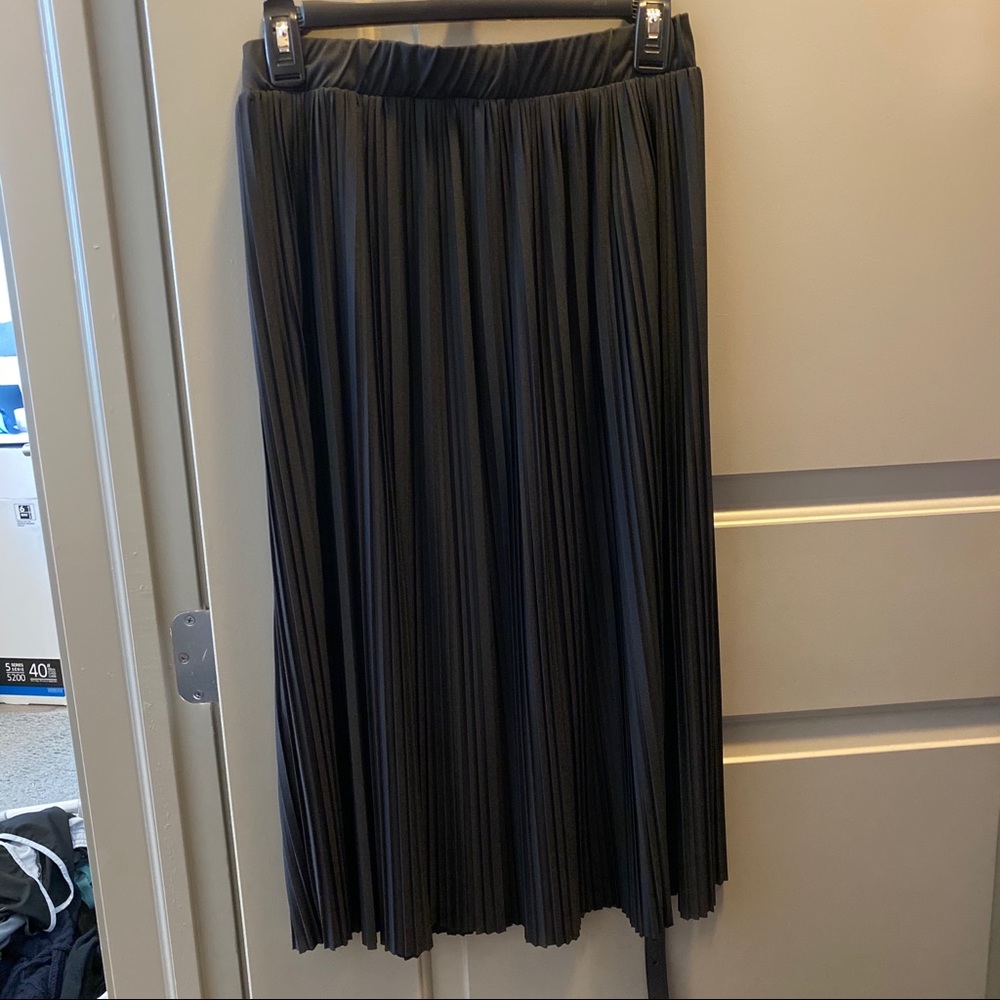 NWOT small H&M Black Pleated Midi Skirt